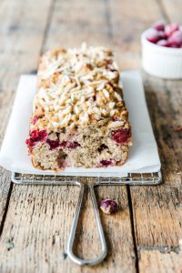 Ontbijtcake van banaan, havermout en cranberry