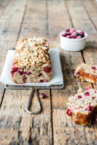 Ontbijtcake van banaan, havermout en cranberry