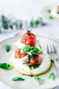 Kersttaartjes met geconfijte tomaatjes en opgeklopte ricotta