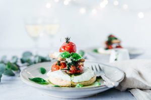 Kersttaartjes met geconfijte tomaatjes en opgeklopte ricotta