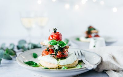 Kersttaartjes met geconfijte tomaatjes en opgeklopte ricotta