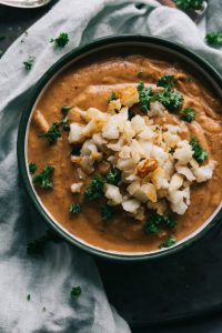 Snelle romige soep van zoete aardappel en halloumicrumble