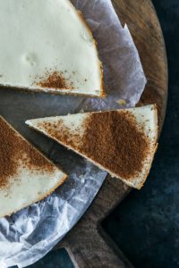 Maak dan de cheesecaketopping. Meng hiervoor de suiker, roomkaas, eieren, creme fraiche, bloem en vanille-extract door elkaar in een keukenmachine of met de hand.