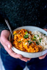 Vegan curry met Pulled Oats, appel en kokosmelk