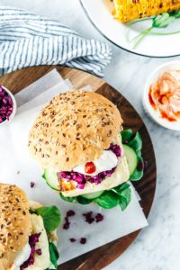 Halloumiburger met goudbruine mais