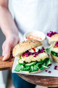 Halloumiburger met goudbruine mais
