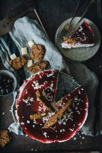 witte chocoladecheesecake met speculaas en kersen