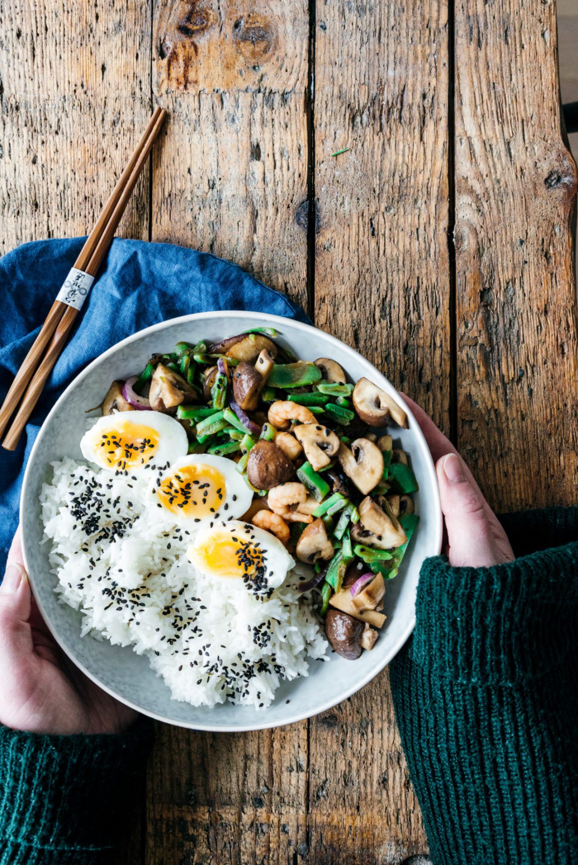Snelle wok met miso, champignons en garnalen