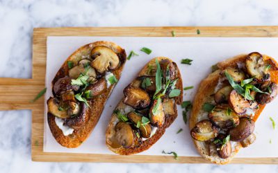 Toast met bruin gebakken champignons, aïoli en dragon