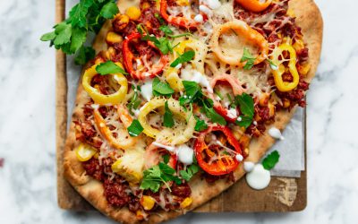 Pizza van naan met tonijn, mais en paprika