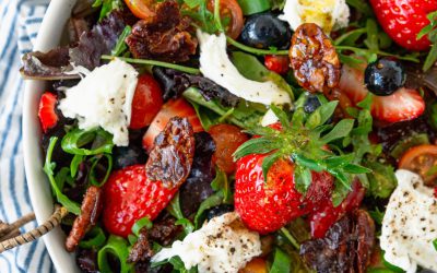Salade met aardbeien, cherrytomaatjes en gekarameliseerde pecannoten