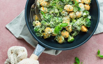 Snelle gnocchi met gebakken broccoli, pesto en ricotta