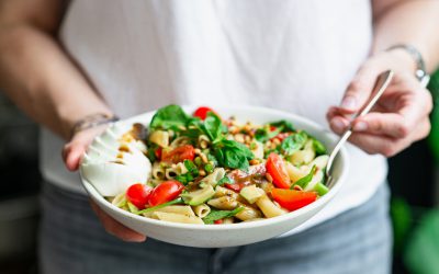 Gezonde pastasalade met avocado, tomaat en mozzarella