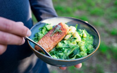 Snelle gnocchi met pesto en zalm