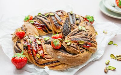 Babka met aardbeienjam en chocoladepasta