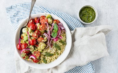 Parelcouscous met pesto en zoetzure ui