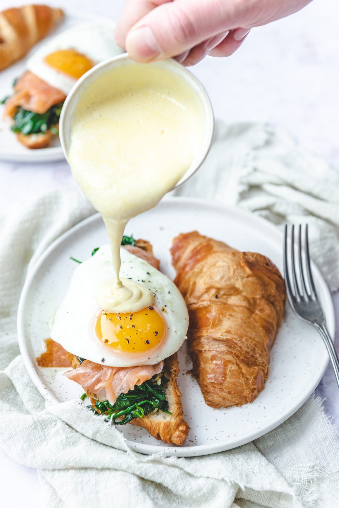 Makkelijke Eggs Benedict op croissant JoorKitchen