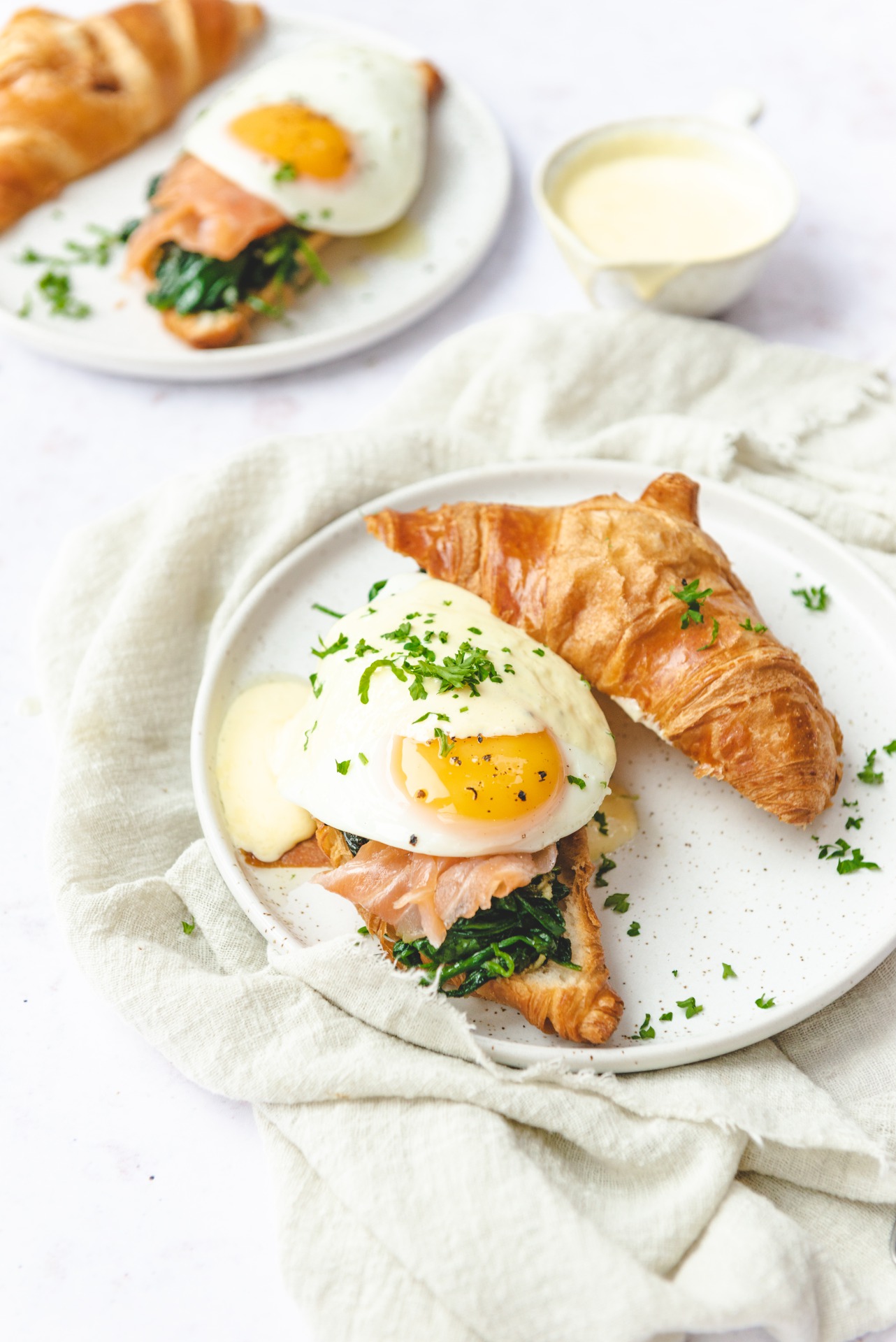 Makkelijke Eggs Benedict op croissant JoorKitchen