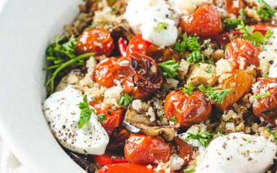 Tomaten-auberginesalade met crispy topping en burrata