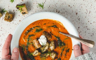 Romige tomaten-venkelsoep met ricotta en pestocroutons