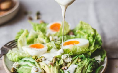 Salade met blauwekaasdressing en avocado