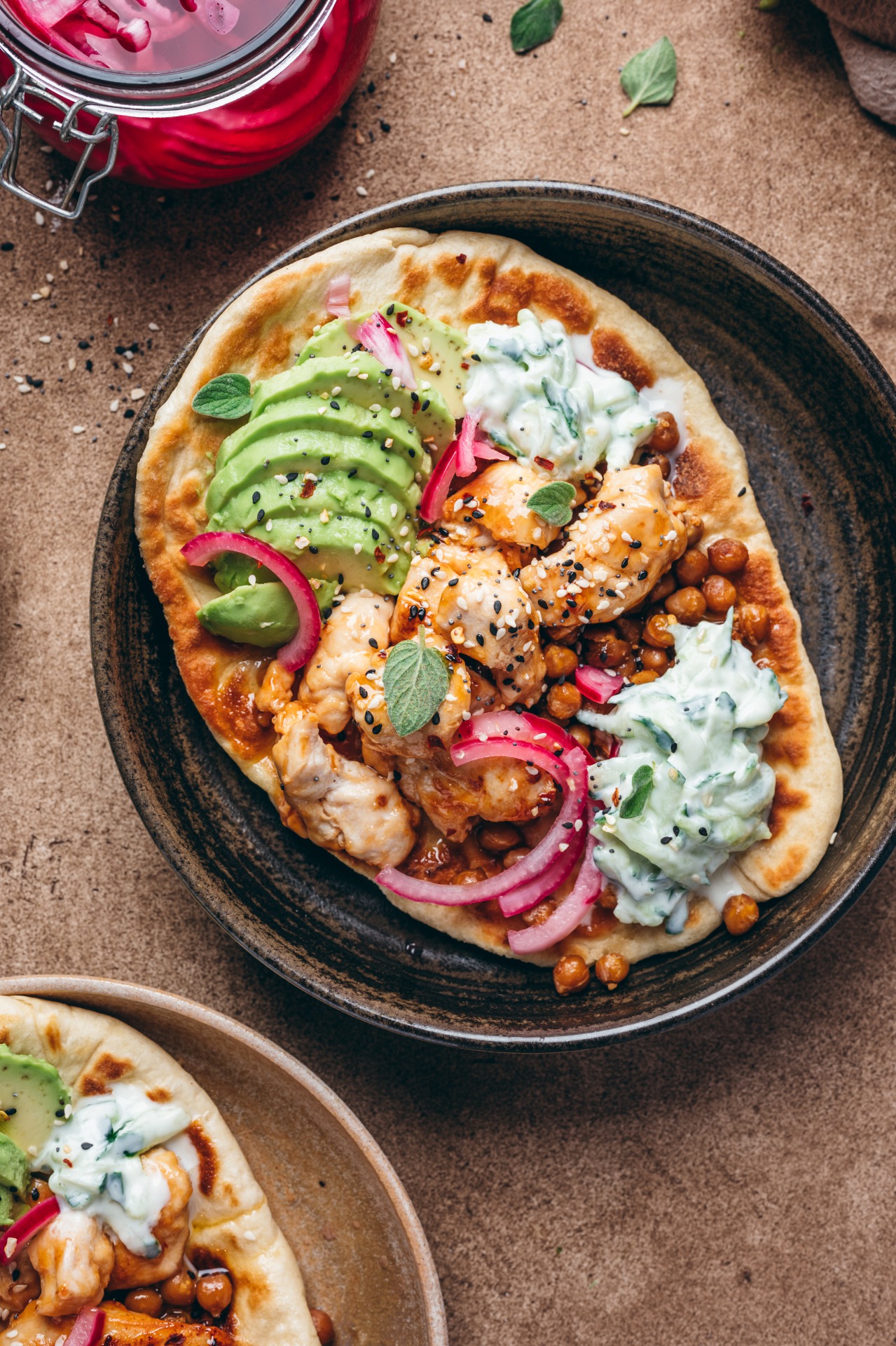 Naan met kip, avocado en zoetzure ui1