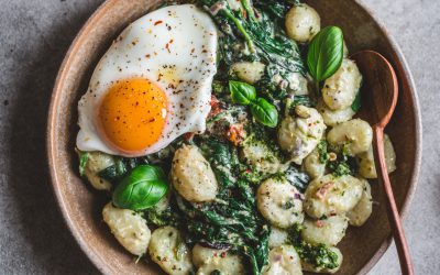 Romige gnocchi met pesto en spinazie