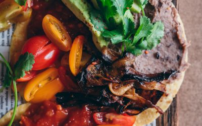 Huevos rancheros met vegan bacon